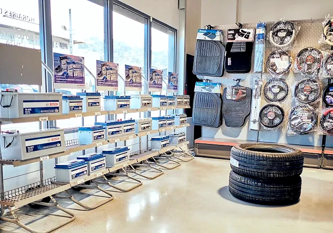 Rayon batteries Bosch au magasin de Kawéni, avec tapis de sol, accessoires et pneus
