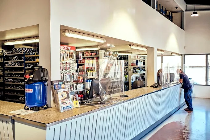 Comptoir du magasin Boutique Bosch de Kawéni, rayon outillage et client servi au guichet