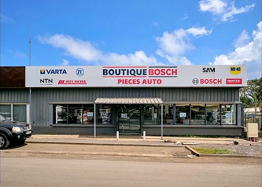 Façade du magasin Boutique Bosch en zone industrielle de Kawéni à Mamoudzou, enseigne Pièces Auto